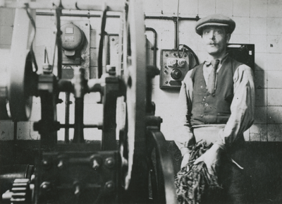 874825 Portret van sigarenmaker Jo 'de Rooie' van Hussen in de fabriek van de Koninklijke Nederlandsche Tabaks- en ...